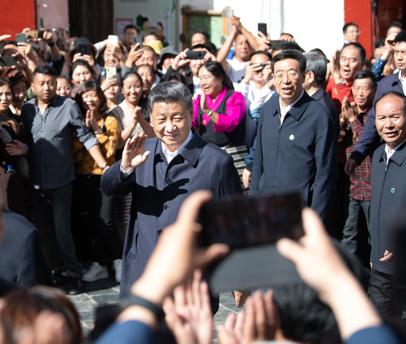 7月21日至23日,中共中央總書記、國家主席、中央軍委主席習近平來到西藏,祝賀西藏和平解放70周年,看望慰問西藏各族干部群眾。這是22日下午,習近平在考察位于拉薩市老城區的八廓街時,向各族群眾揮手致意。新華社記者 申宏 攝